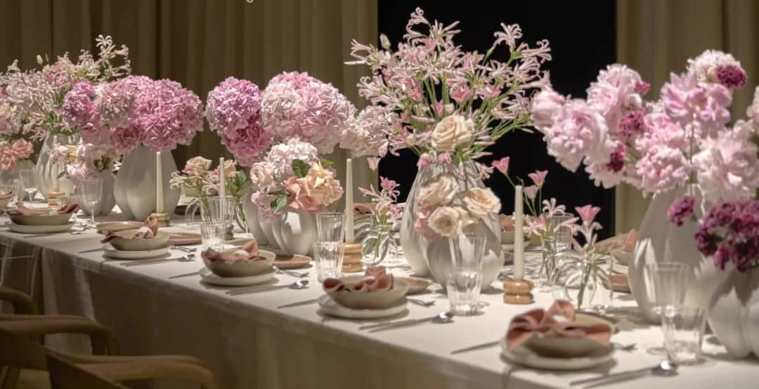 Jakie kwiaty na stół komunijny, aby stworzyć niezapomnianą dekorację?