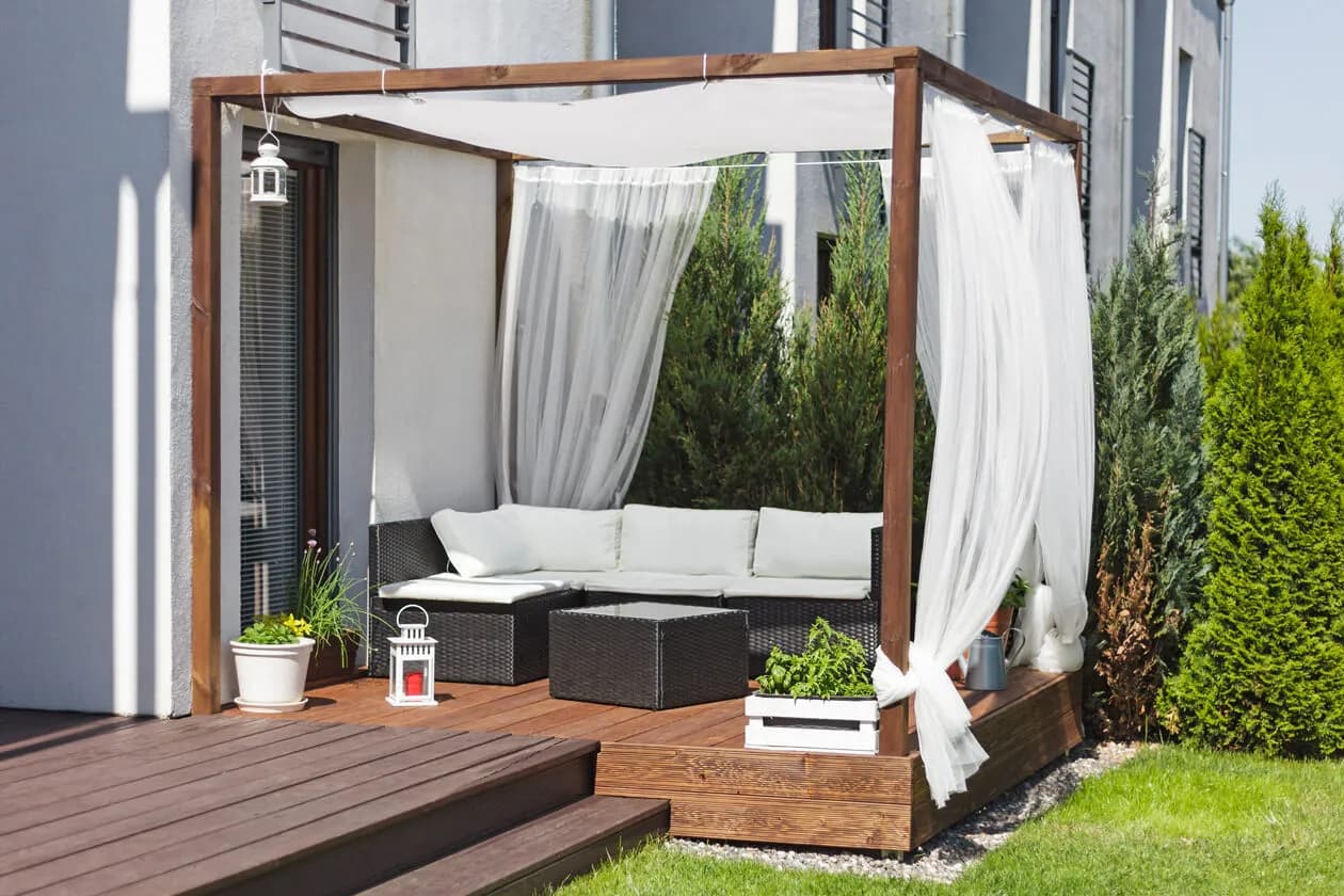 Jakie zasłony do altany ogrodowej? Wybierz idealne rozwiązanie dla siebie