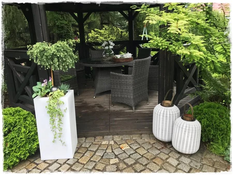 Co posadzić koło altany, aby stworzyć piękne i funkcjonalne otoczenie?